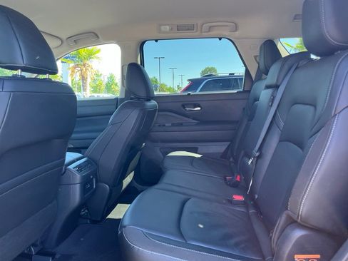 Used 2025 Nissan Pathfinder SL AWD/4WD image 5