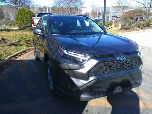 Used 2022 Toyota RAV4 XLE image 2