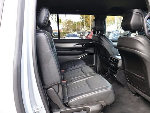 Used 2025 Jeep Wagoneer L Series II w/ 8-pass Seating Package image 39