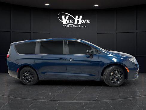 Used 2024 Chrysler Pacifica Limited FWD image 2