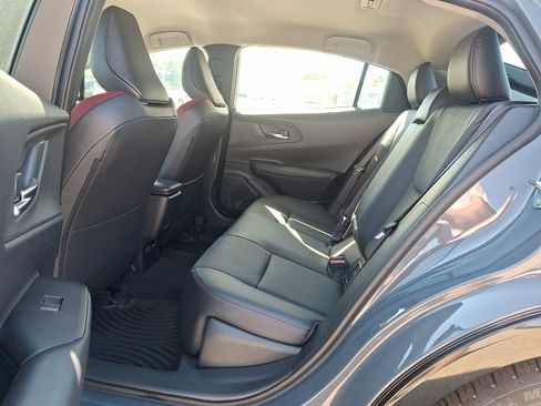 New 2025 Toyota Prius Plug-In Hybrid image 10