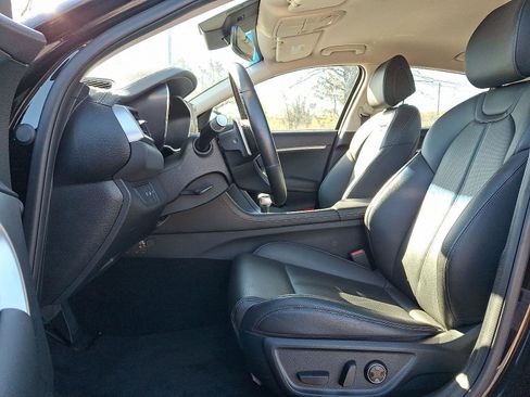 Used 2025 Genesis G70 2.5T image 13