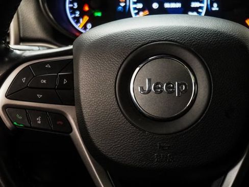 Used 2022 Jeep Grand Cherokee Laredo E w/ Security & Convenience Group RWD image 16