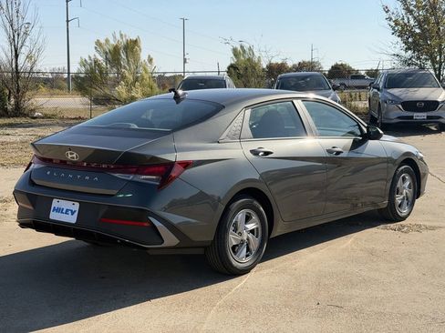 New 2026 Hyundai Elantra SE image 4