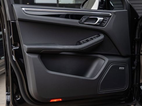 Certified 2022 Porsche Macan S AWD/4WD image 23