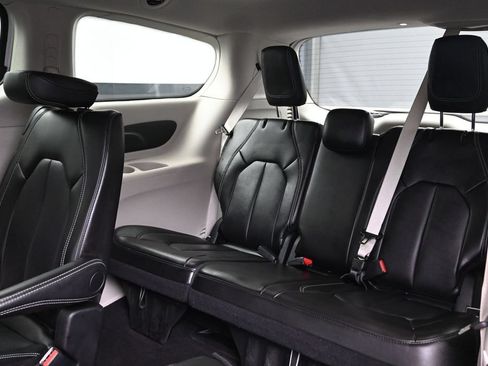 Used 2024 Chrysler Pacifica Touring-L FWD image 20
