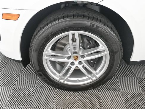 Certified 2025 Porsche Macan image 39