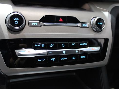 Used 2020 Ford Explorer XLT image 28