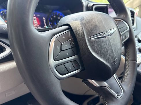 Used 2023 Chrysler Pacifica Touring-L FWD image 13