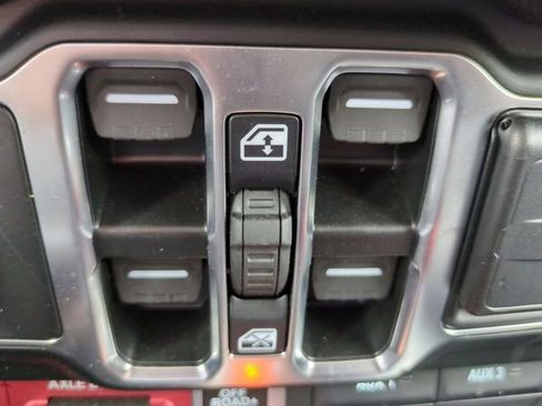 Used 2025 Jeep Wrangler Willys image 23