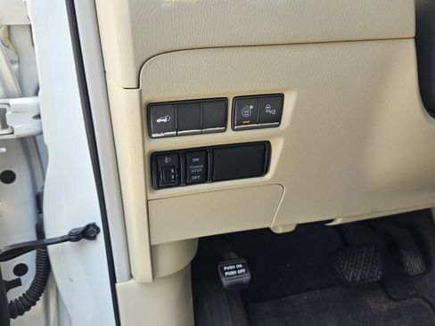 Used 2017 INFINITI QX80 2WD w/ Driver Assistance Package image 19