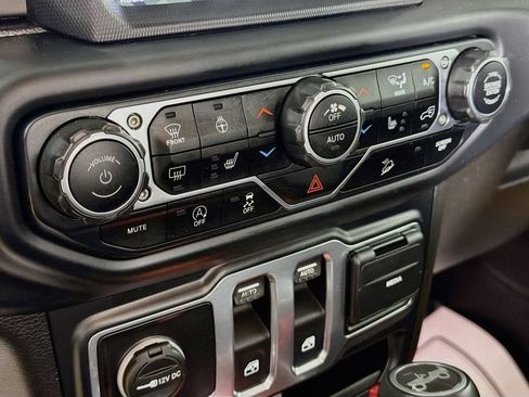 Used 2019 Jeep Wrangler Rubicon w/ Uconnect 4C Nav & Sound Group AWD/4WD image 16