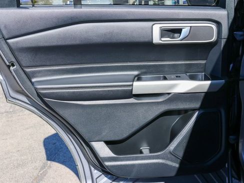 Used 2022 Ford Explorer XLT image 12