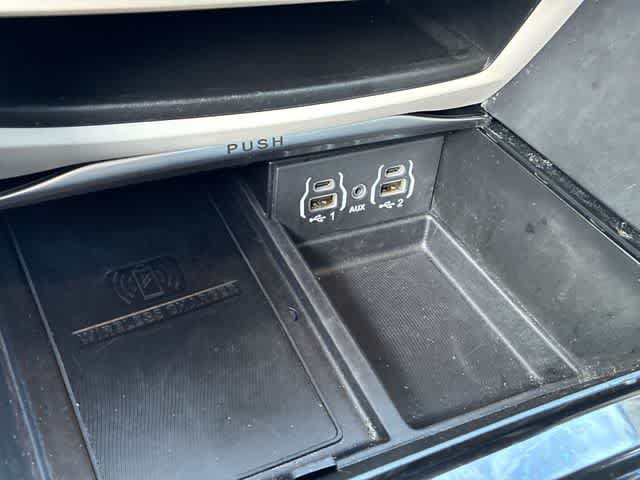 Used 2023 Chrysler Pacifica Limited FWD image 34