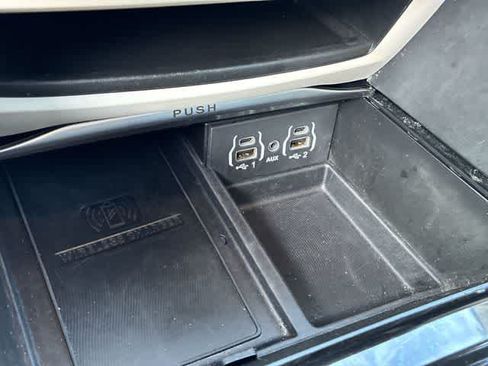 Used 2023 Chrysler Pacifica Limited FWD image 34