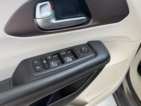Used 2018 Chrysler Pacifica Touring-L w/ Premium Audio Group FWD image 10
