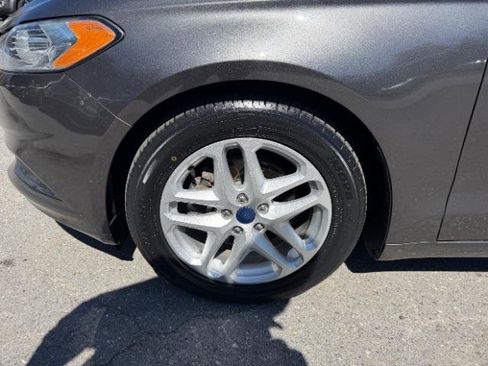 Used 2016 Ford Fusion SE FWD image 12