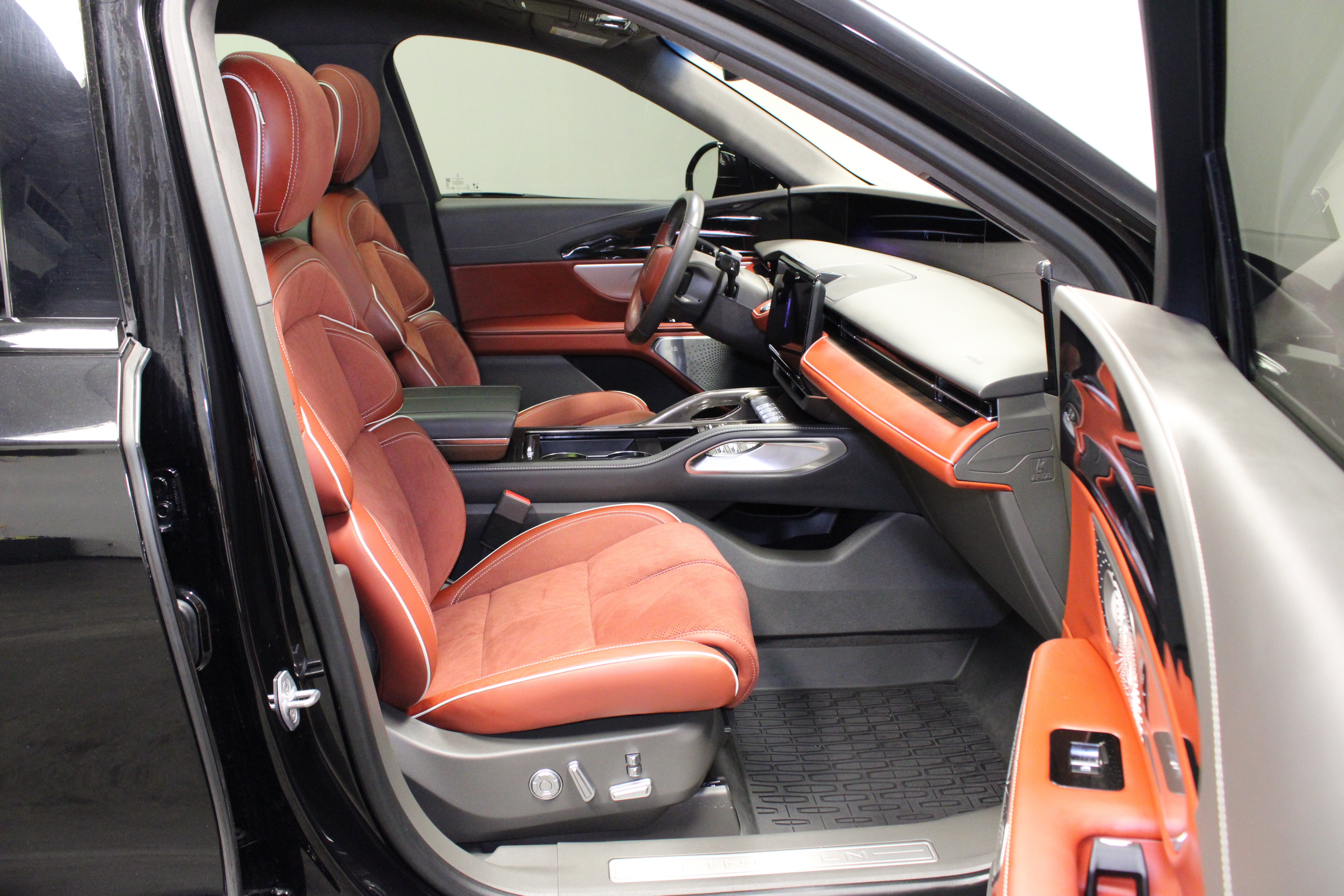 Used 2024 Lincoln Nautilus Black Label AWD/4WD image 17