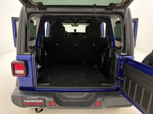 Used 2018 Jeep Wrangler Unlimited Sahara image 24