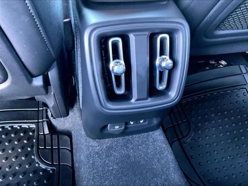 Used 2023 Volvo XC40 Recharge Ultimate image 38