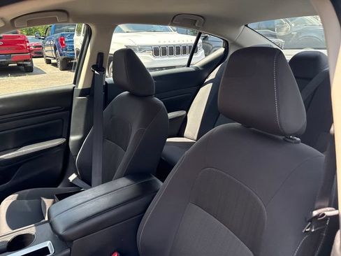 Used 2025 Nissan Altima 2.5 SV FWD image 9