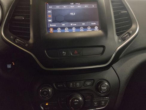 Used 2019 Jeep Cherokee Latitude Plus FWD image 25