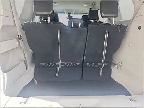 Used 2024 Chrysler Pacifica Touring-L FWD image 11