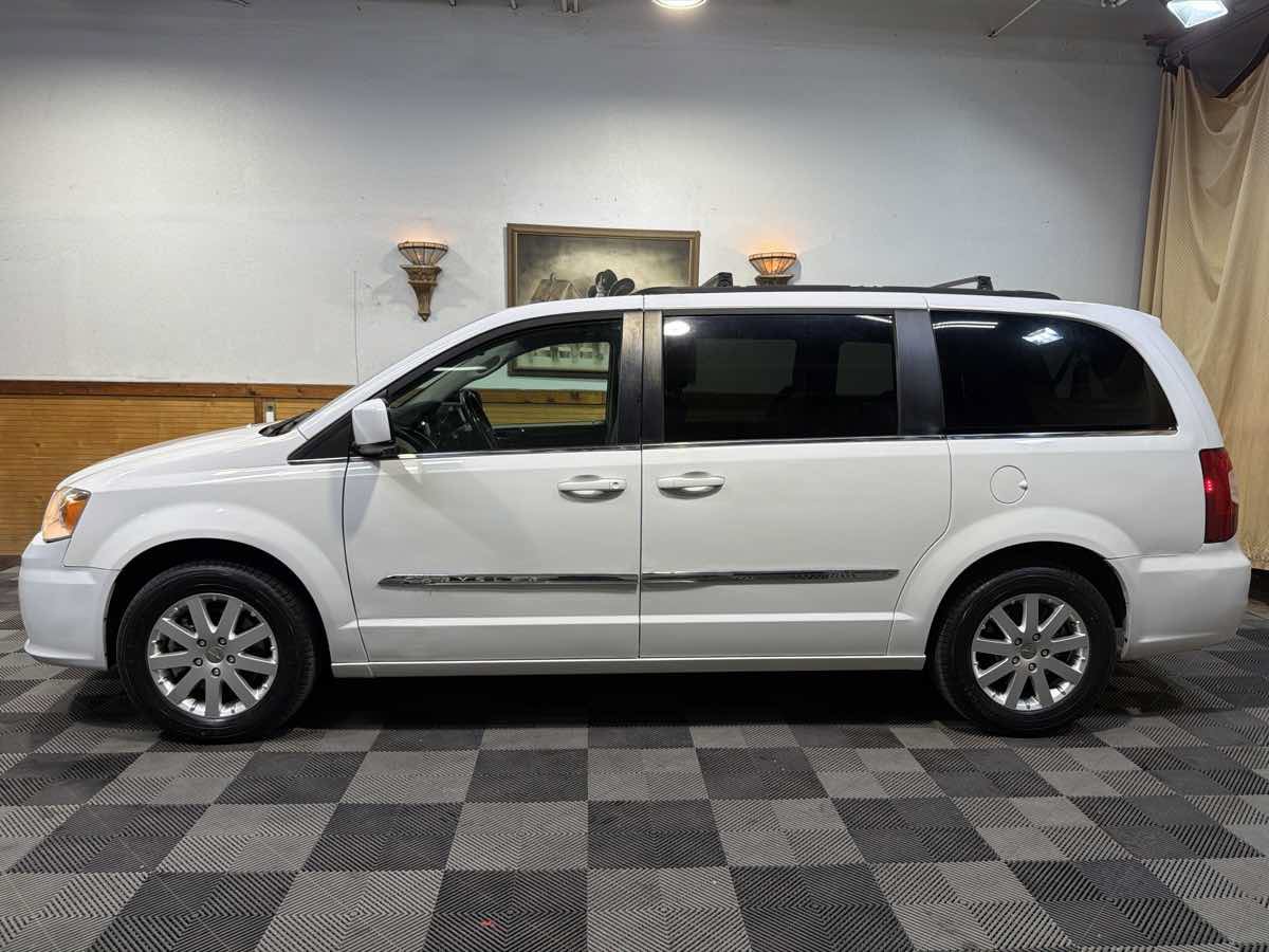 Used 2014 Chrysler Town & Country Touring FWD image 2