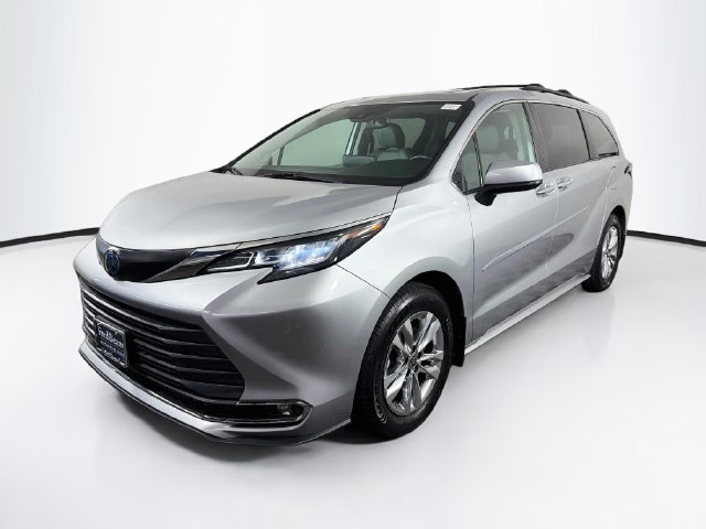 Used 2022 Toyota Sienna XLE w/ XLE Plus Package FWD image 3