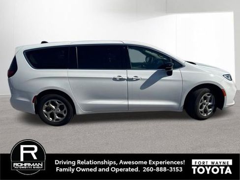 Used 2024 Chrysler Pacifica Limited image 3