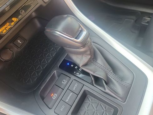 Certified 2020 Toyota RAV4 XLE Premium image 27