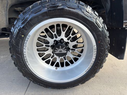 Used 2022 Ford F350 Platinum w/ FX4 Off-Road Package AWD/4WD image 9