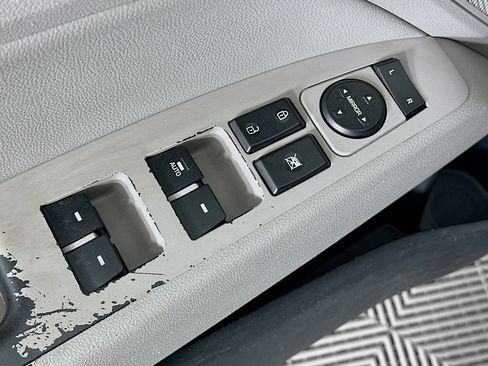 Used 2017 Hyundai Elantra Limited w/ Limited Tech Package 04 image 15