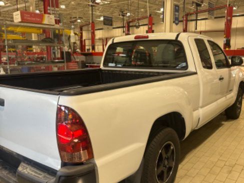 Used 2015 Toyota Tacoma 2WD Access Cab image 9