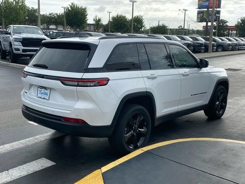 Used 2022 Jeep Grand Cherokee Altitude AWD/4WD image 8
