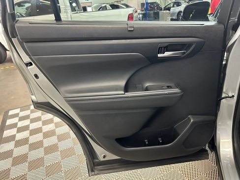 Used 2021 Toyota Highlander XLE FWD image 13