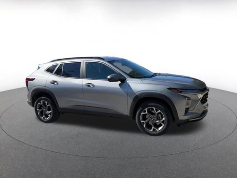 Used 2025 Chevrolet Trax LT image 2
