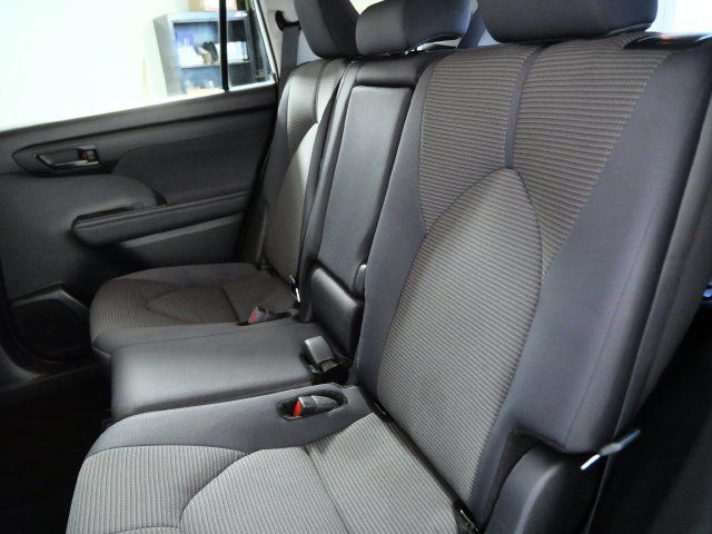 Used 2024 Toyota Highlander LE AWD/4WD image 14