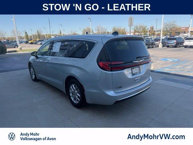 Used 2024 Chrysler Pacifica Touring-L FWD image 4