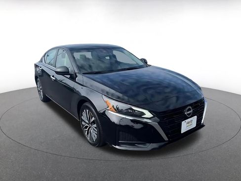 Used 2025 Nissan Altima 2.5 SV image 3