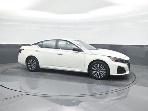 Used 2025 Nissan Altima 2.5 SV FWD image 11