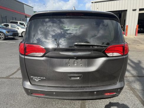 Used 2018 Chrysler Pacifica LX FWD image 3