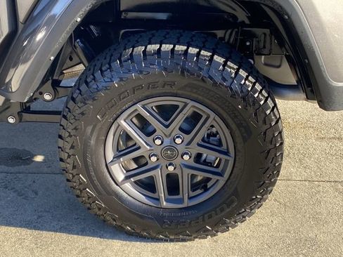 Used 2024 Jeep Gladiator Sport image 34