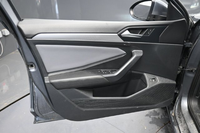 Used 2025 Volkswagen Jetta SE FWD image 11