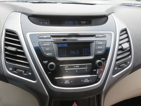 Used 2016 Hyundai Elantra SE FWD image 17