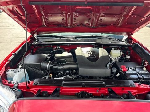 Used 2022 Toyota Tacoma TRD Off-Road w/ Technology Package AWD/4WD image 15