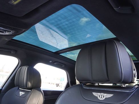 Used 2019 Bentley Bentayga V8 image 25