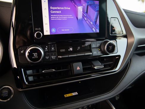 Used 2023 Toyota Highlander XLE FWD image 12