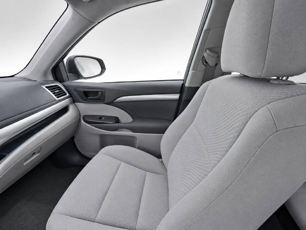 Used 2019 Toyota Highlander LE FWD image 18