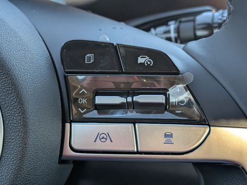 New 2025 Hyundai Elantra Limited FWD image 25